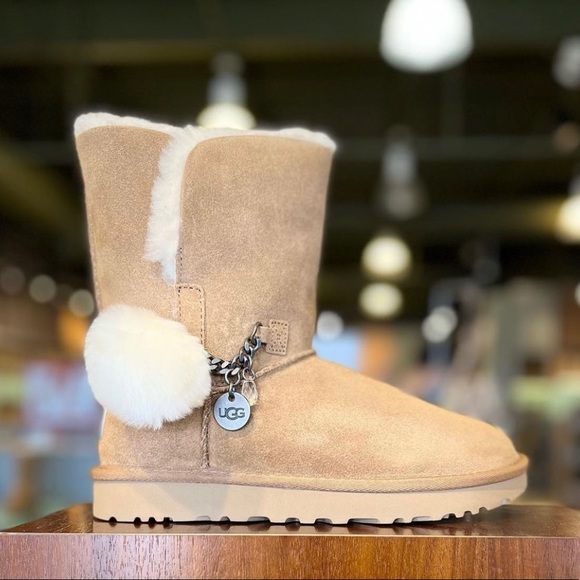 UGG Classic Short Charm - Picture 10 of 10